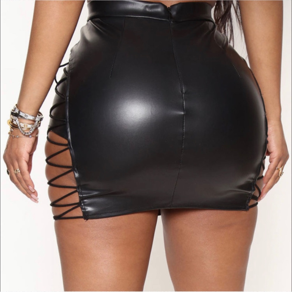 🎉$10 SALE!🎉 🖤NWT Fashion Nova Black Faux Leather Mini Skirt🖤 - Picture 3 of 4